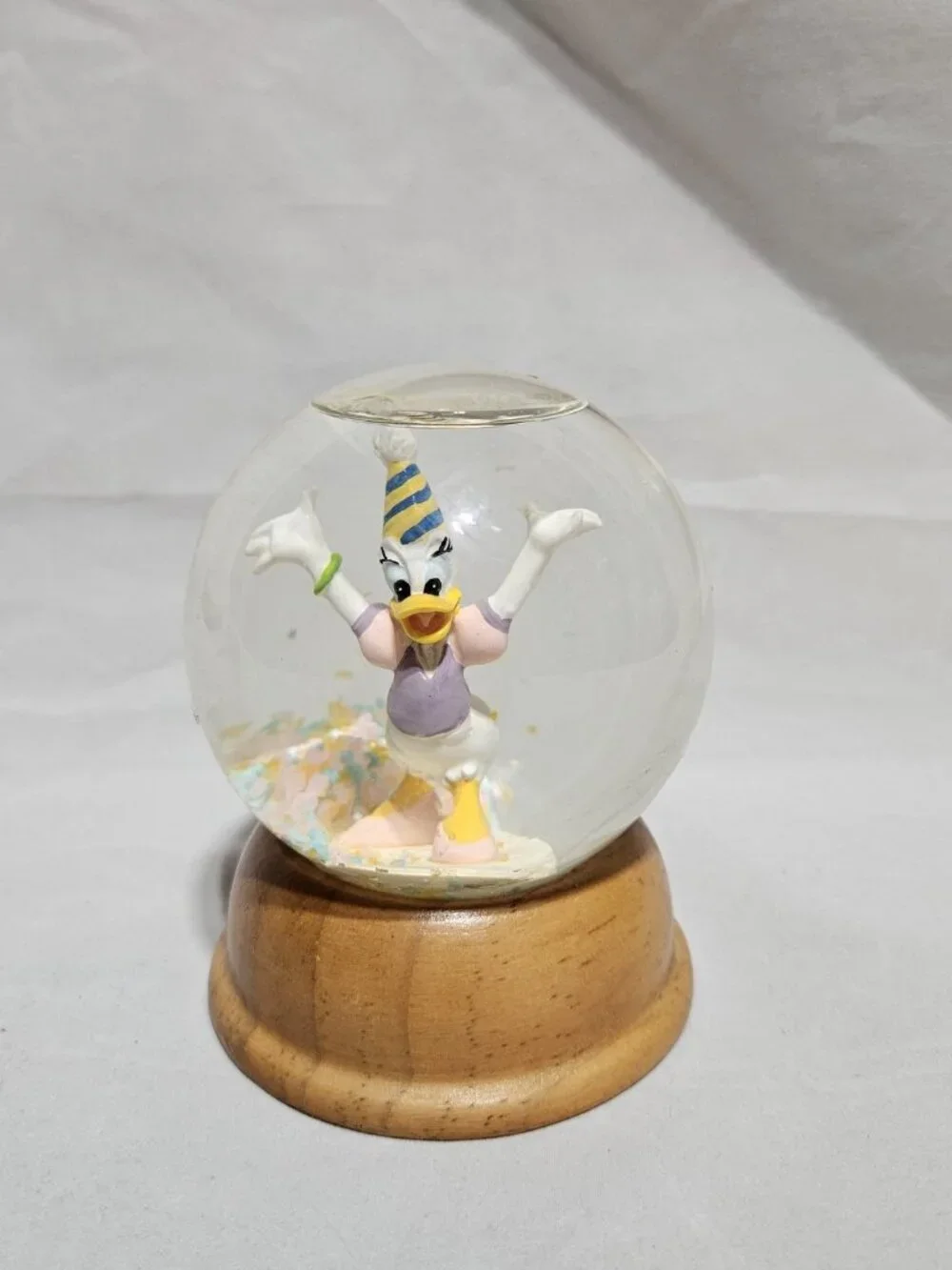 Disney Daisy Duck Crystal Snow Globe Vintage New England Collectors Society 1989